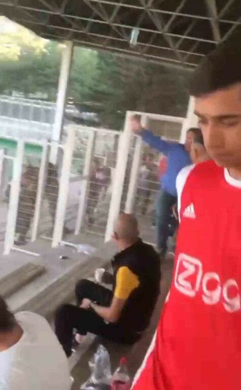 Yeşil sahada tansiyon tribünlere sıçradı…Su şişesi ve taşlar havada böyle uçuştu URSA’NIN YILDIRIM İLÇESİNDE GEMLİKSPOR İLE ERİKLİGÜCÜ ARASINDA OYNANAN BÖLGESEL AMATÖR