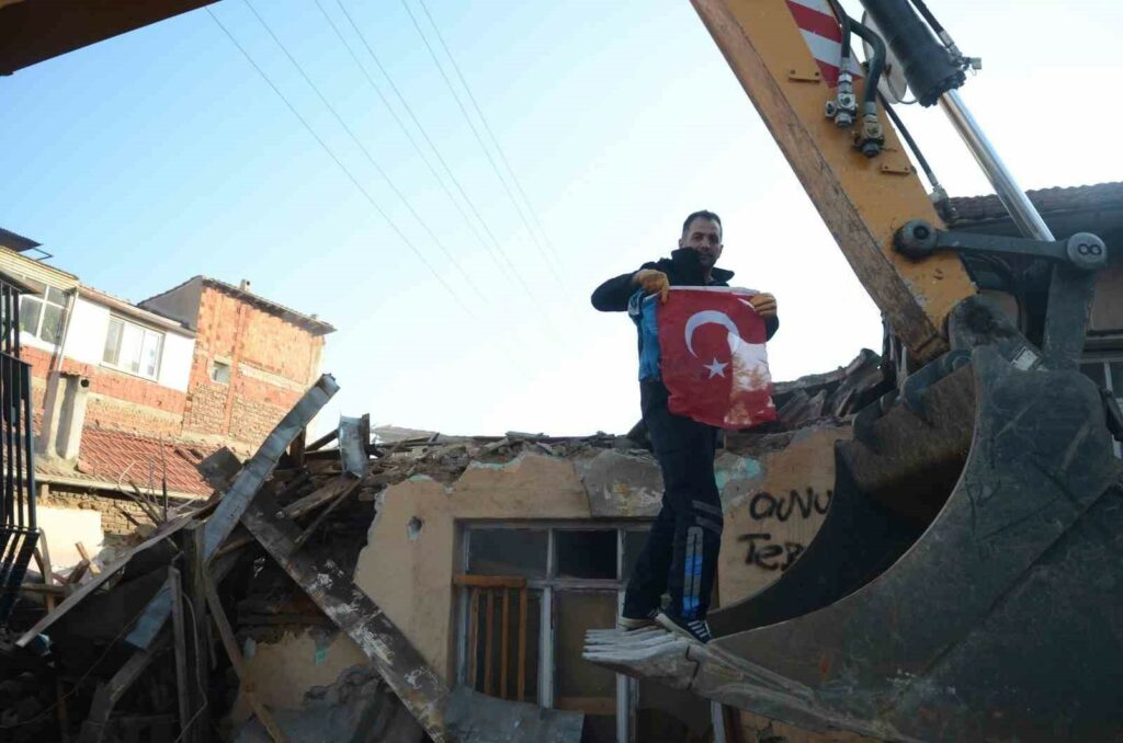 Yıkımdaki bayrak hassasiyeti duygulandırdı OSMANGAZİ BELEDİYESİ TARAFINDAN KÜPLÜPINAR MAHALLESİ’NDE GERÇEKLEŞTİRİLEN METRUK BİNA YIKIMI ESNASINDA