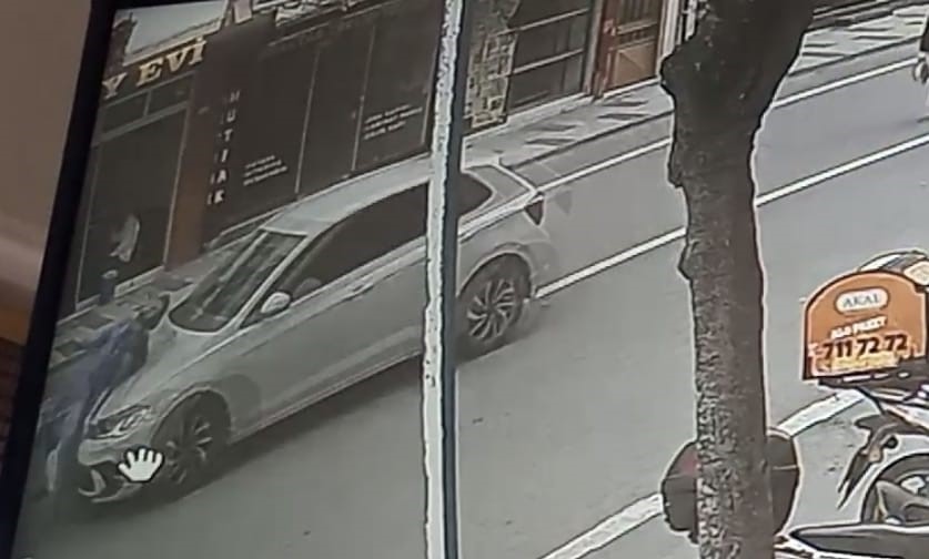 Yolun karşısına geçen yaşlı kadına çarptı: Kaza anı kamerada BURSA'NIN İNEGÖL İLÇESİ OSMANİYE MAHALLESİNDE MEYDANA GELEN KAZADA OTOMOBİLİN ÇARPTIĞI