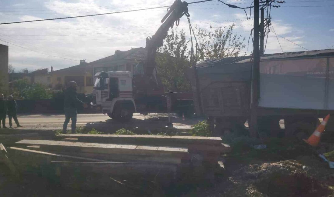 25 tonluk tır kanala düştü BURSA'NIN İZNİK İLÇESİNDE MANEVRA YAPARKEN KANALAR DÜŞEN 25 TONLUK TIR,