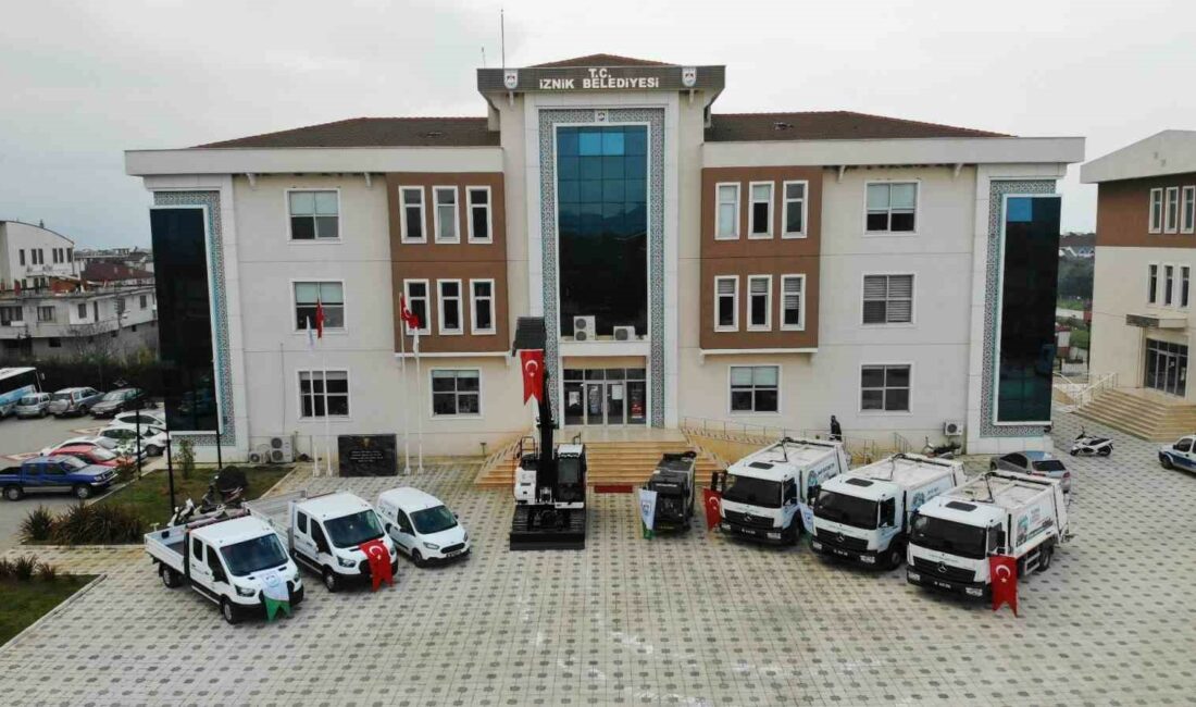 3 yılda 30 yeni araç İznik halkının hizmetine sunuldu İZNİK BELEDİYESİ HİZMETLERİN ZAMANINDA VE HIZLI BİR ŞEKİLDE GERÇEKLEŞTİRİLMESİ İÇİN