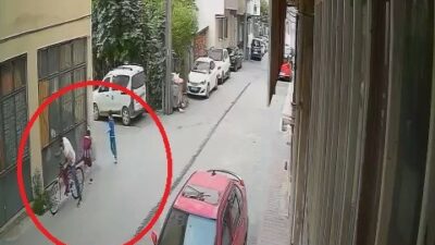 Bursa’da arkadaşıyla oturan 9 yaşındaki çocuk, bisikletiyle gelen bir kişinin