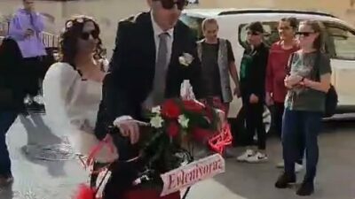 Bursa’da bir damat adayı ve arkadaşları gelin alma merasimine bisiklet