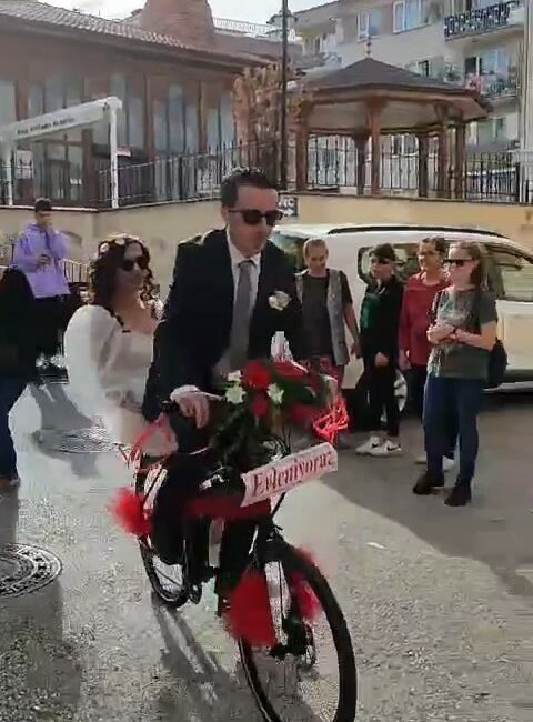Bursa’da bir damat adayı ve arkadaşları gelin alma merasimine bisiklet