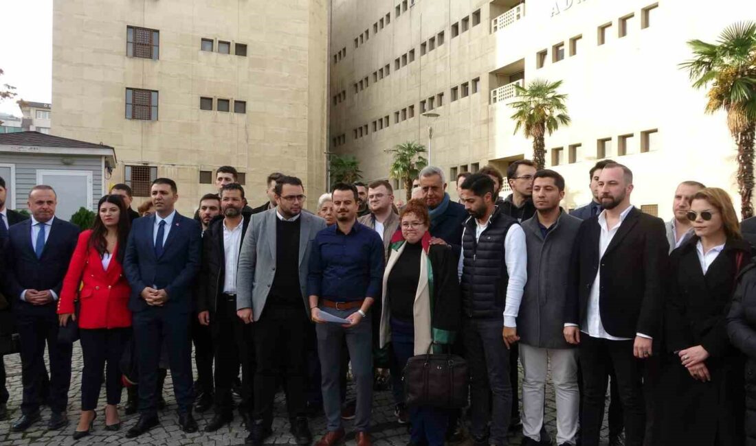 Afiş asan gençlerin 1 yıla kadar hapisleri istendi AFİŞ ÇALIŞMASI SEBEBİYLE CUMHURİYET HALK PARTİLİ ÜYELERİN DUVARLARA MAZOT 40