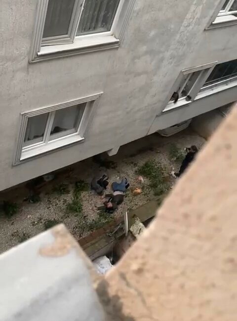 Bursa’da bir kadın kocasını camdan atıp rehin aldı BURSA’DA BİR KADIN KENDİSİNİ ALDATTIĞINI İDDİA ETTİĞİ KOCASINI 2. KATTAN