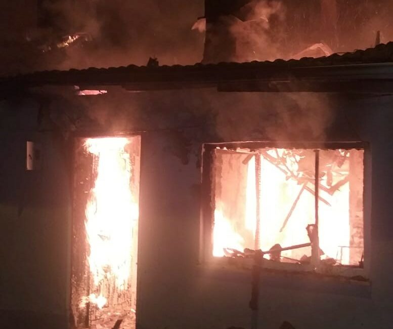 Bursa’da 2 ev alevlere teslim oldu Bursa'nın Yenişehir ilçesinde meydana gelen yangında 2 ev kül oldu.