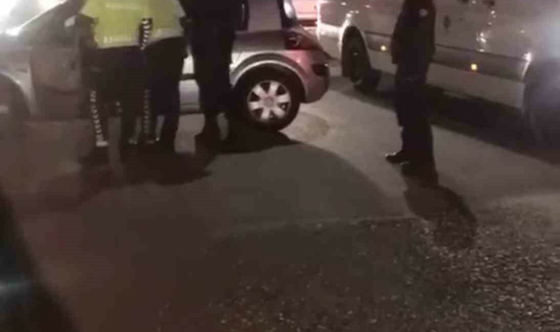 Bursa’da araçta uyuyakalan bir kişi trafiği felç etti Bursa’da bir sürücü seyir halindeki otomobilinde yolda uyuyakaldı