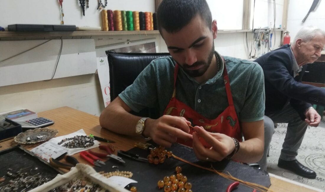 Asırlık dede mesleğini sürdürüyor 1920 YILINDAN BU YANA DEDELERİNDEN KALAN MESLEĞİ BURSA’DA YAŞAYAN MURAT