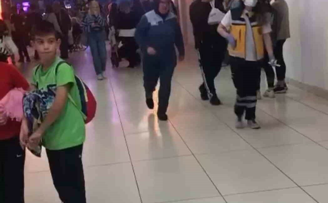 Bursa’da AVM’de çocukların bindiği oyuncak devrildi Bursa’da Korupark Alışveriş Merkez’inin oyun parkında çocukların bindiği oyuncak devrildi.