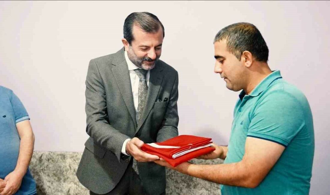 Işık’tan Akyol ailesine bayrak hediyesi Gürsu’nun Yenidoğan Mahallesi’nde yaşayan Ercan Akyol, çöpte bulduğu Türk Bayrağını