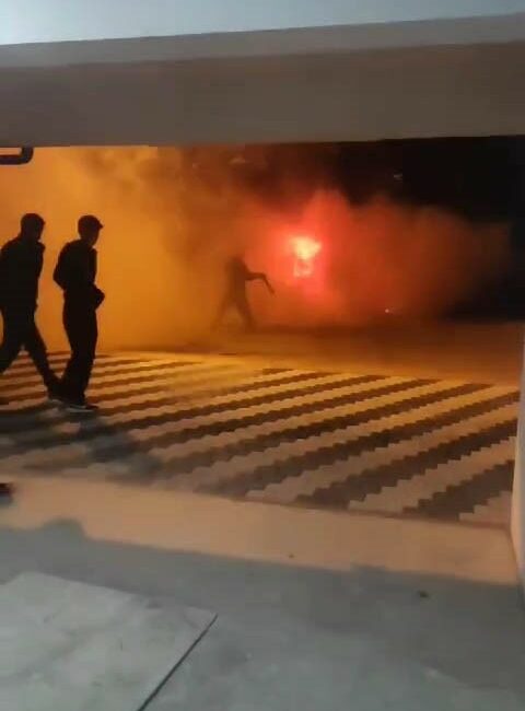 Bursa’da bekçi kulübesi alev alev yandı AKHİSAR MAHALLESİNDE BİR SİTE İNŞAATINDAKİ BEKÇİ KULÜBESİ YANDI.