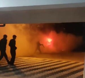 Bursa’da bekçi kulübesi alev alev yandı AKHİSAR MAHALLESİNDE BİR SİTE İNŞAATINDAKİ BEKÇİ KULÜBESİ YANDI.