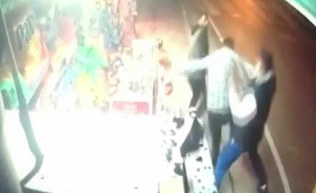 Bıçakla çevreye zarar verdi, gençlerden kaçamadı BURSA’DA ELİNDEKİ BIÇAKLA ÇEVREYE ZARAR VEREN ŞAHSI, MAHALLENİN GENÇLERİ ETKİSİZ