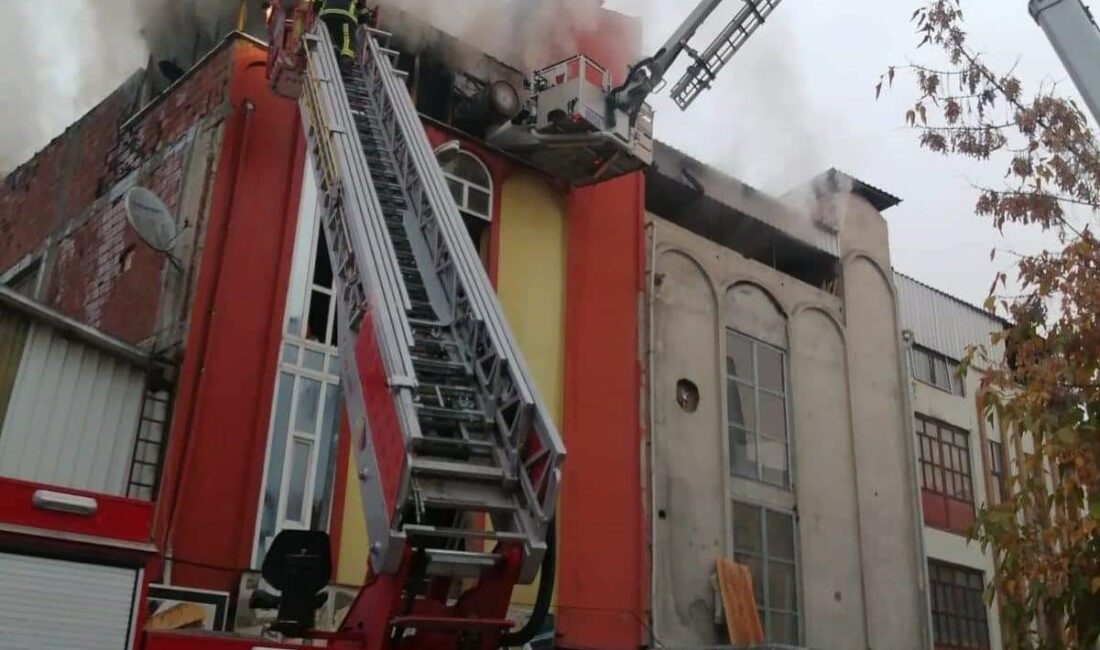 Bursa’da boyahane alevlere teslim Bursa’nın İnegöl ilçesi Mahmudiye Mahallesi’nde faaliyet gösteren mobilya imalathanesinin çatısında