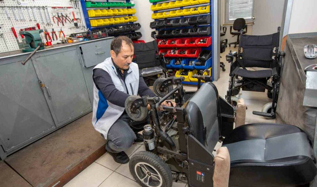 Bursa Büyükşehir Belediyesi engelli vatandaşların tekerlekli sandalyelerini tamir ediyor BURSA’DA ENGELLİ VATANDAŞLARA POZİTİF AYRIMCILIK POLİTİKASI YÜRÜTEN BÜYÜKŞEHİR BELEDİYESİ, SÜREKLİ