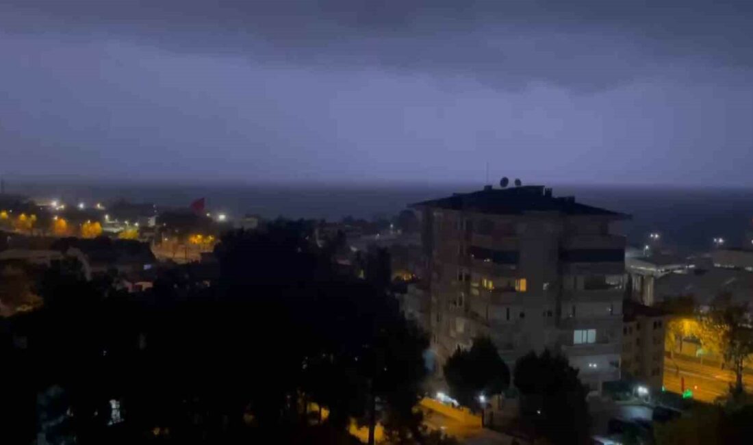 Bursa güne yağmur ve şimşeklerle uyandı Bursa’da sabah saatlerinde başlayan yağmur, gittikçe şiddetini artırdı. Kentin farklı