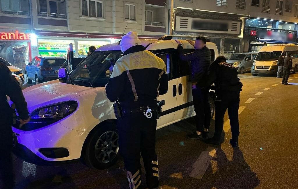 Bursa polisi ruhsatsız silah, fişek ve uyuşturucu ele geçirdi BURSA EMNİYET MÜDÜRLÜĞÜ ASAYİŞ ŞUBE MÜDÜRLÜĞÜ EKİPLERİ NARKOTİK, HIRSIZLIK, UYGUNSUZ