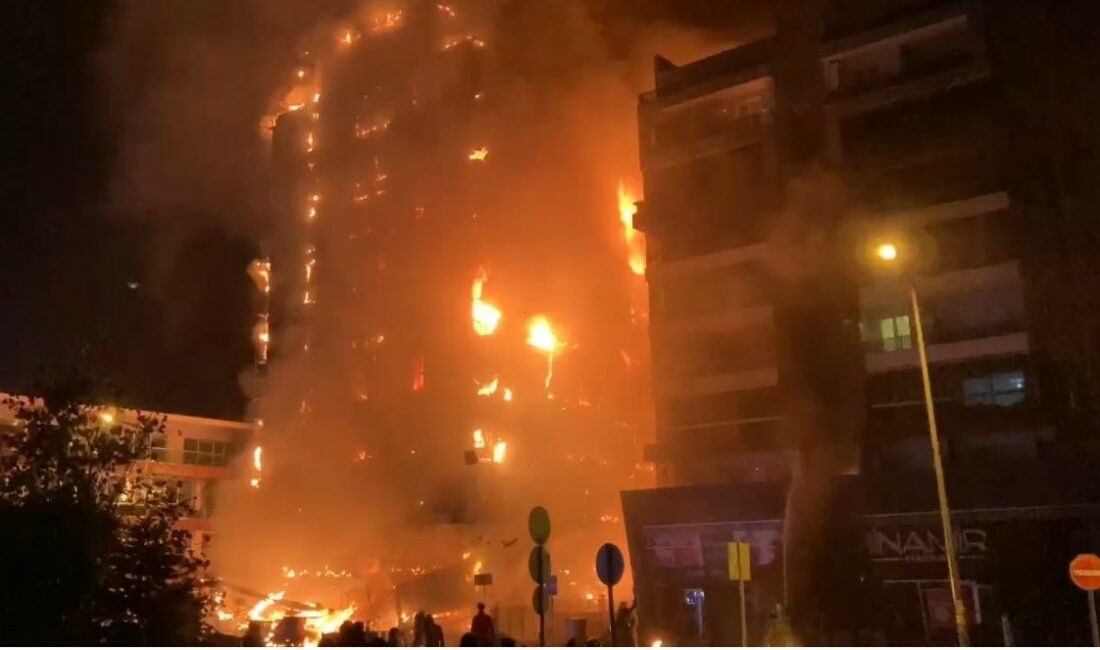 Bursa’da 10 katlı iş merkezi alev alev yandı BURSA'DA 10 KATLI İŞ MERKEZİ ALEV ALEV YANDI