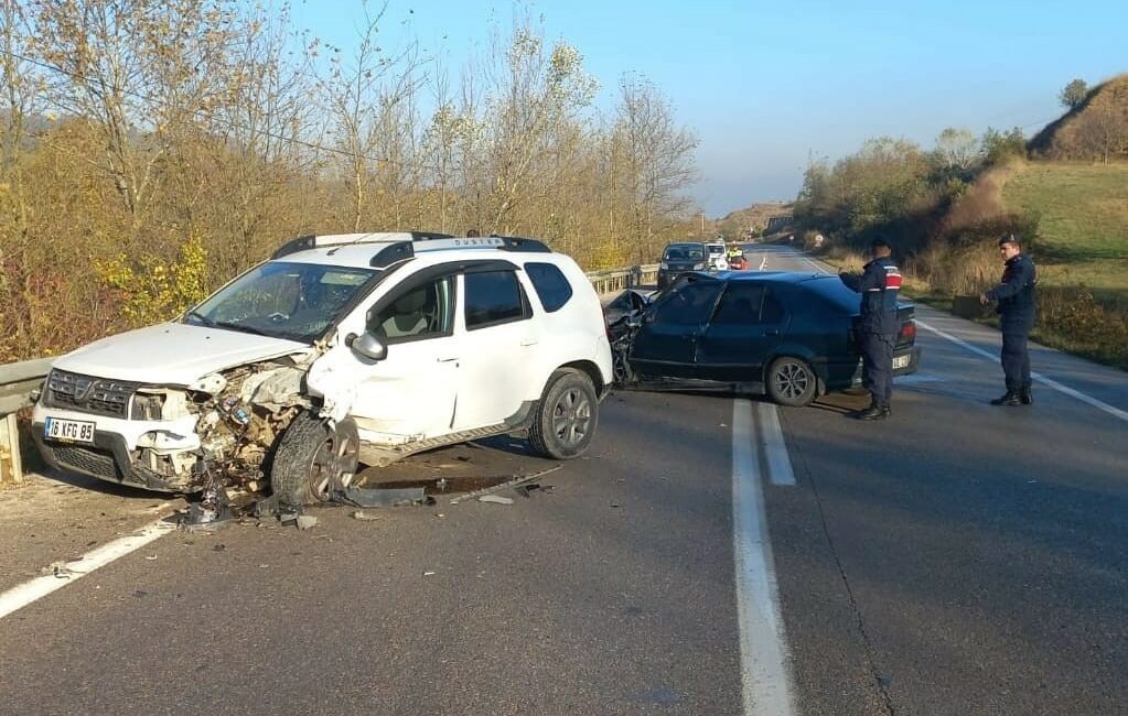 Bursa’da 2 araç kafa kafaya çarpıştı, 3 kişi yaralandı BURSA'NIN İNEGÖL İLÇESİNDE MEYDANA GELEN KAZADA 2 ARAÇ KAFA KAFAYA