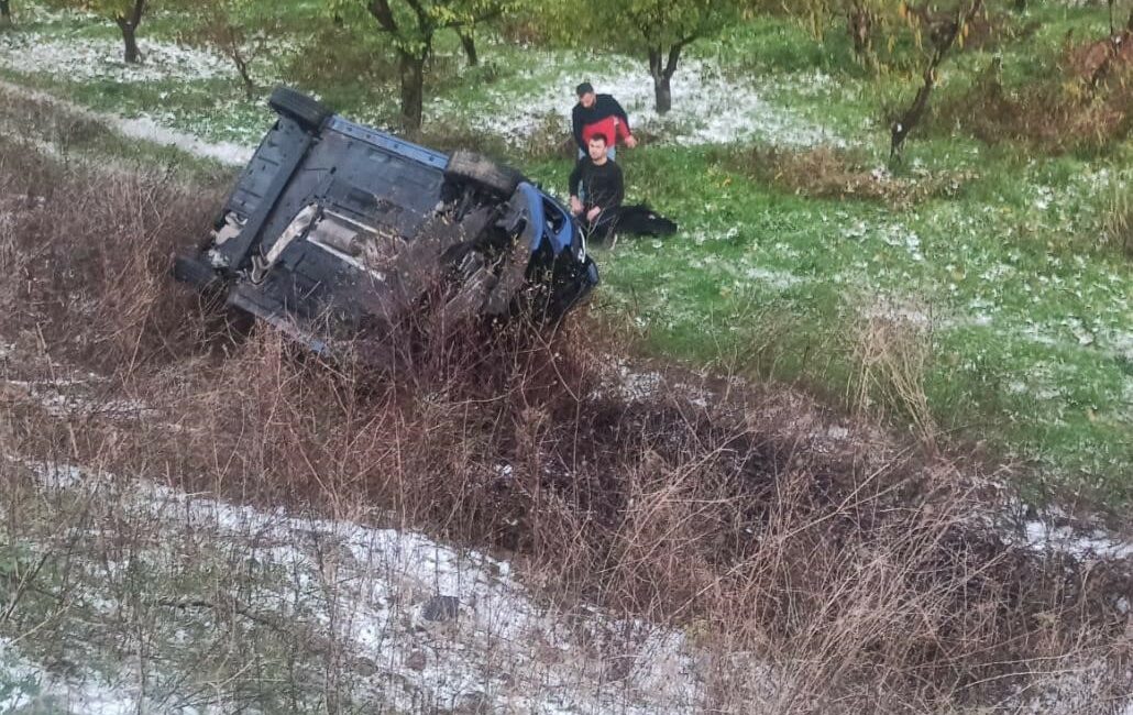 Bursa’da feci kaza: 3 yaralı BURSA’DA KAYGANLAŞAN YOLDA DİREKSİYON HAKİMİYETİNİ KAYBEDEN SÜRÜCÜ, KARŞI İSTİKAMETTEN GELEN