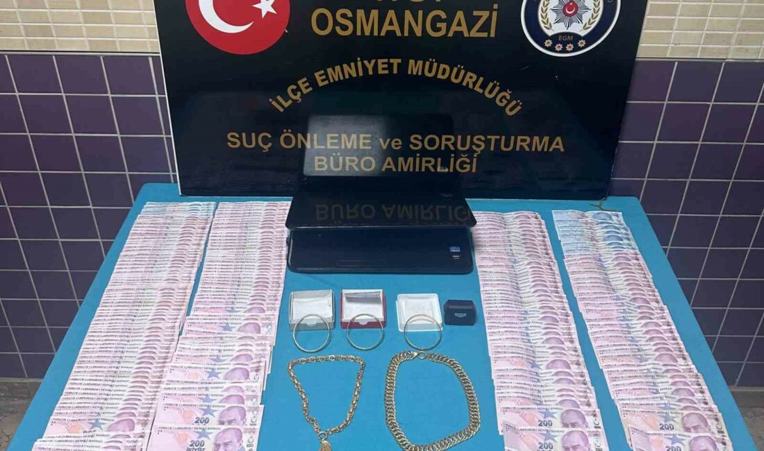 BURSA’DA EVDEN 900 BİN LİRALIK HIRSIZLIK YAPAN 2 ŞÜPHELİ POLİS