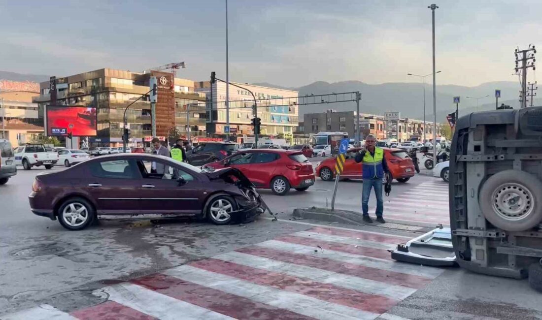 Bursa’da ambulans devrildi, 3 yaralı Bursa’da yaralı taşıyan ambulansla otomobil çarpıştı, kazada 1’i sağlık personeli