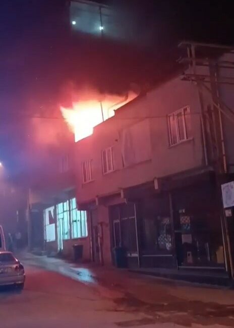 Bursa’da bir evin çatısı alev alev yandı BURSA’DA EVİN ÇATISINDA ÇIKAN YANGIN, BAŞKA YERLERE SIÇRAMADAN İTFAİYE EKİPLERİNCE