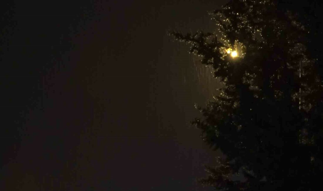 Bursa’da ceviz büyüklüğünde dolu yağdı BURSA’DA SAĞANAK YAĞI VE DOLU, VATANDAŞLARA ZOR ANLAR YAŞATTI. ARAÇLAR,