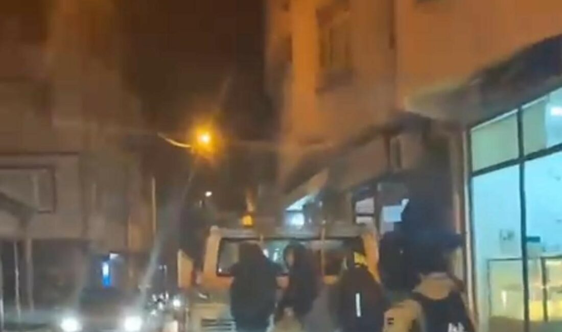 BURSA’DA AÇIK KASA BİR KAMYONETİN ARKASINA ASILARAK YOLCULUK YAPAN ÇOCUKLARIN