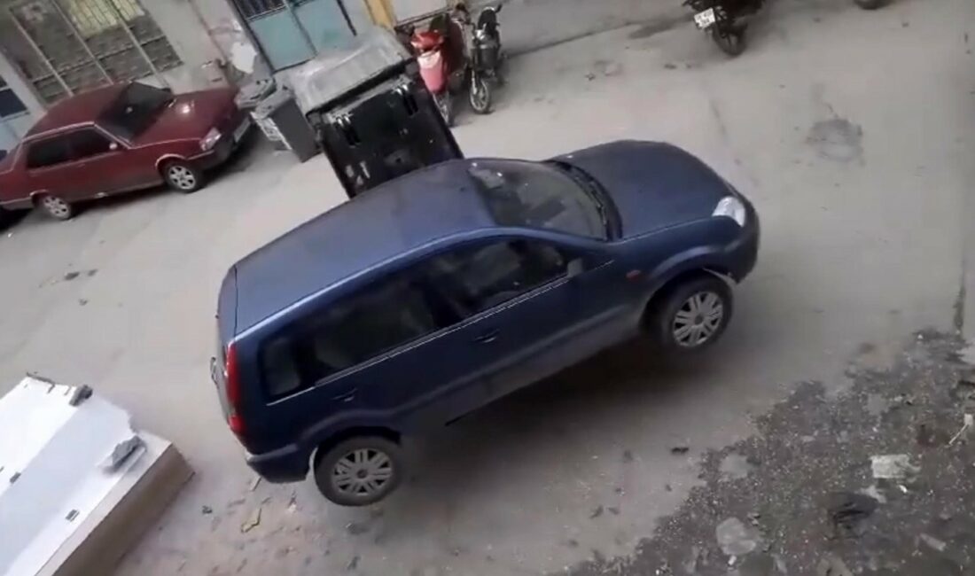 Bursa’da yanlış park edilen aracı forkliftle kaldırdı BURSA’NIN İNEGÖL İLÇESİNDE BİR ESNAF, İŞ YERİNİN ÖNÜNE PARK EDİLEN