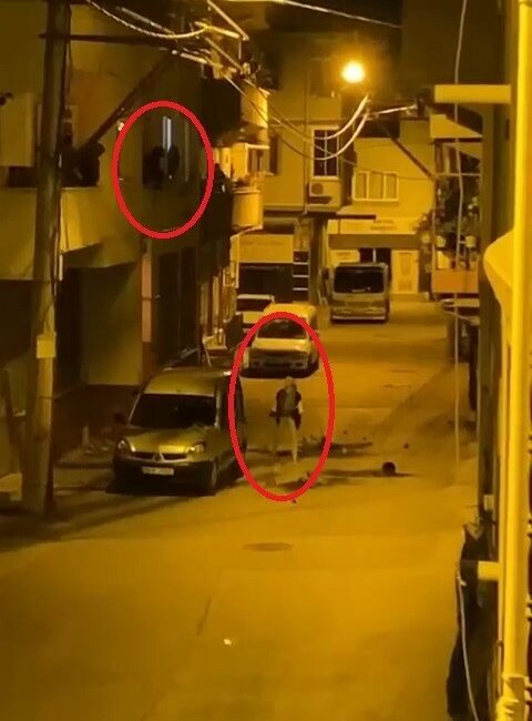 Bursa’da komşular arası gürültü kavgası sokağı karıştırdı…Saksılar havada uçuştu BURSA’DA KOMŞULARIN ARASINDA GÜRÜLTÜ NEDENİYLE TARTIŞMA ÇIKTI. TARTIŞMA BÜYÜYÜNCE TARAFLARDAN