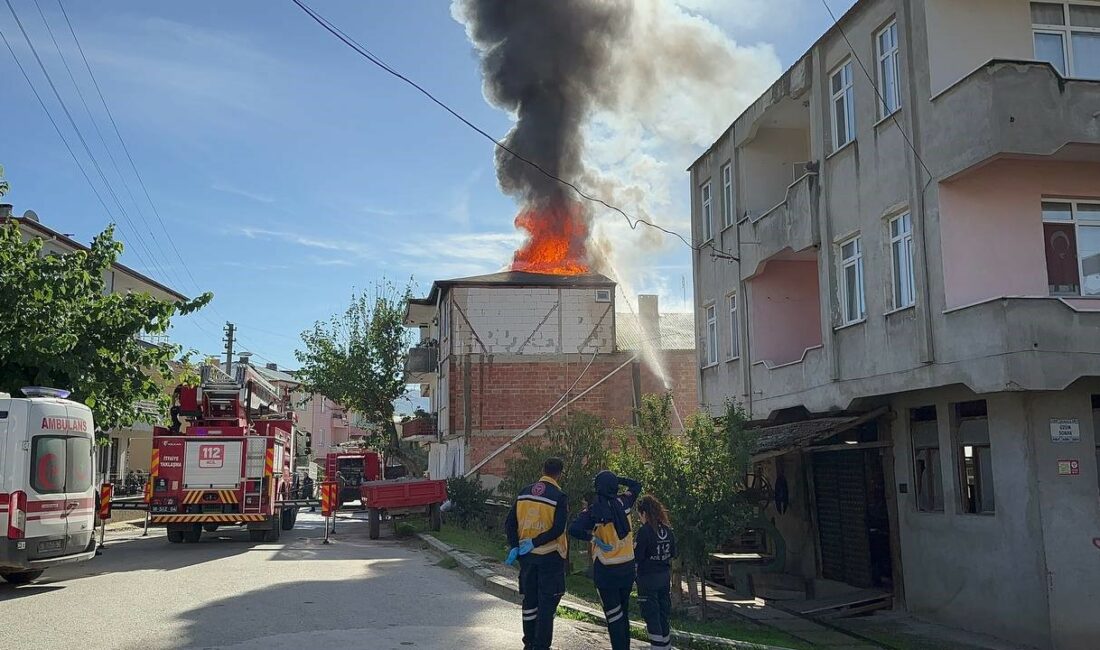 Bursa’da korkutan yangın BURSA'NIN İZNİK İLÇESİNDE 3 KATLI BİNANIN ÇATISI ALEVLERE TESLİM OLDU.