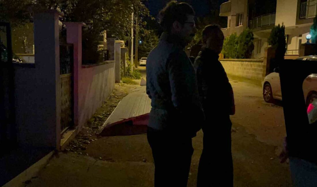 Bursa’da lodos etkili oldu, çatıyı 100 metre uçurdu BURSA’NIN İNEGÖL İLÇESİNDE GECE SAATLERİNDE ETKİSİNİ ARTIRAN LODOS, EVİN ÇATISINI