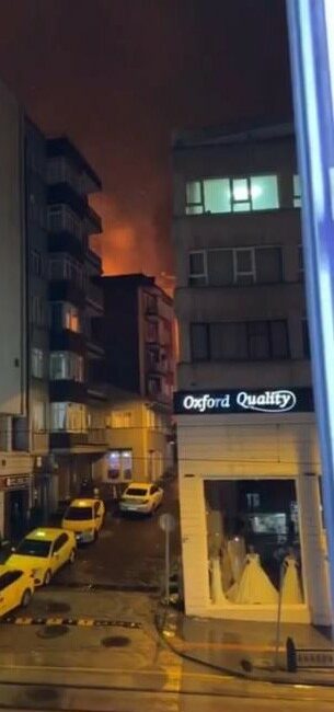 Bursa’da metruk bina alev alev yandı BURSA’DA METRUK BİNADA YANGIN ÇIKTI. YANGIN, İTFAİYE EKİPLERİNİN MÜDAHALESİYLE ÇEVRE