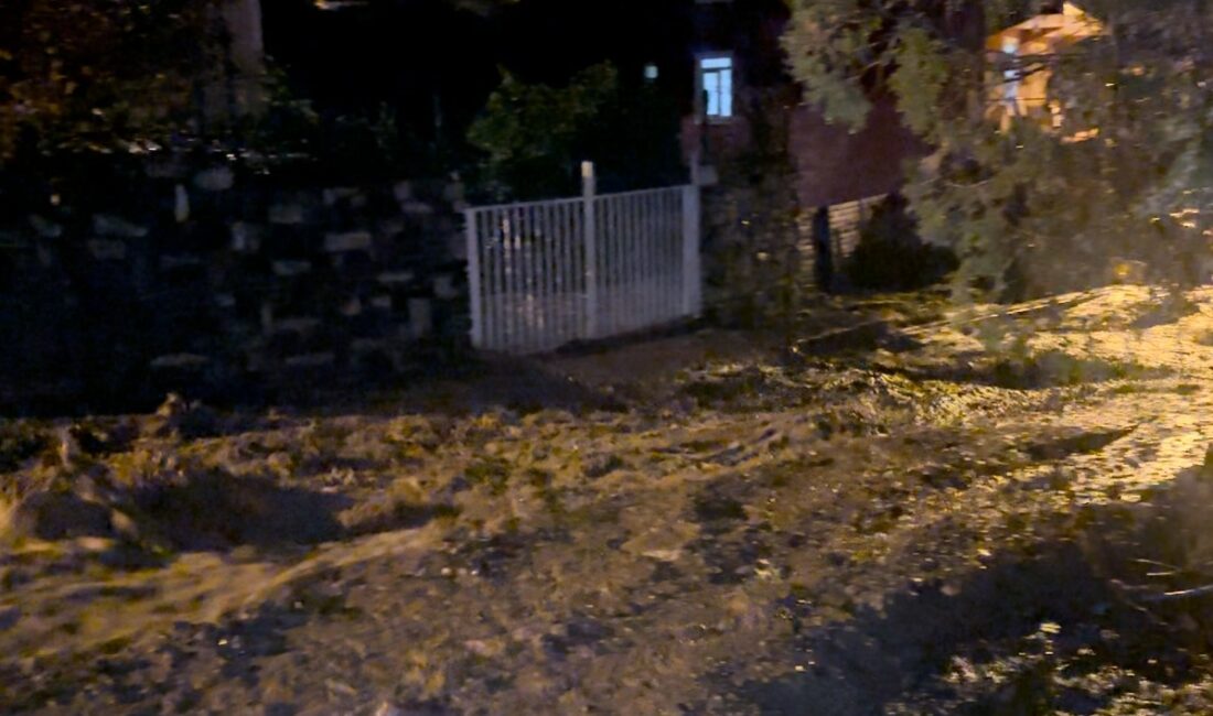 Bursa’da sağanak yağış sele dönüştü: Dereler taştı, yollar göle döndü BURSA’DA SAĞANAK YAĞIŞ SELE DÖNÜŞTÜ: DERELER TAŞTI, YOLLAR GÖLE DÖNDÜ