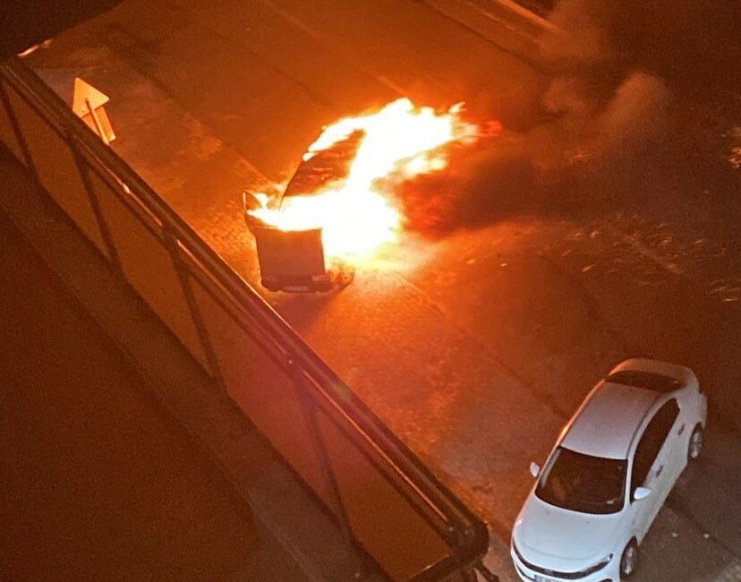 Bursa’da seyir halindeki araç alev alev yandı BURSA’DA SEYİR HALİNDE İLERLEYEN ARAÇ ALEV ALEV YANDI. İTFAİYE EKİPLERİNİN