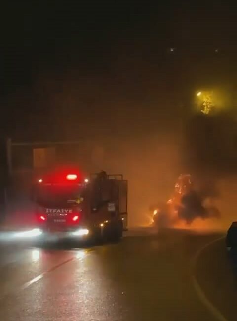 Bursa’da seyir halindeki otomobilden duman çıktığını gören sürücü, aracını hemen