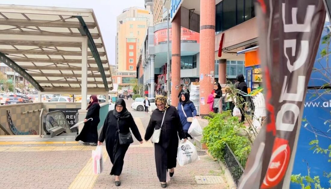 Bursa’da şiddetli rüzgar hayatı felç etti BURSA’DA ŞİDDETLİ RÜZGAR KENT MERKEZİNDE HAYATI OLUMSUZ ETKİLEDİ. RÜZGARIN ETKİSİYLE