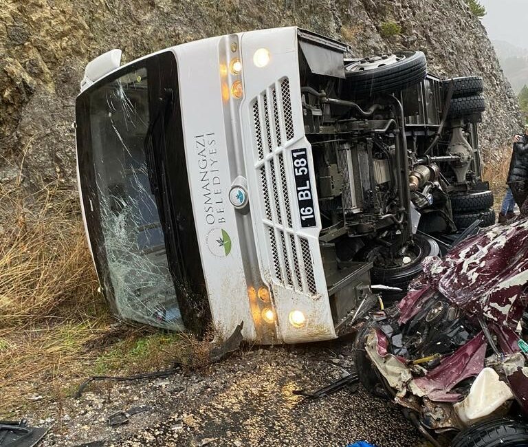 Bursa’da taziye yakınlarını taşıyan otobüs otomobille çarpıştı: 1 ölü, 5 yaralı BURSA’DA TAZİYE YAKINLARINI TAŞIYAN OTOBÜS İLE OTOMOBİL ÇARPIŞTI. KAZADA 1