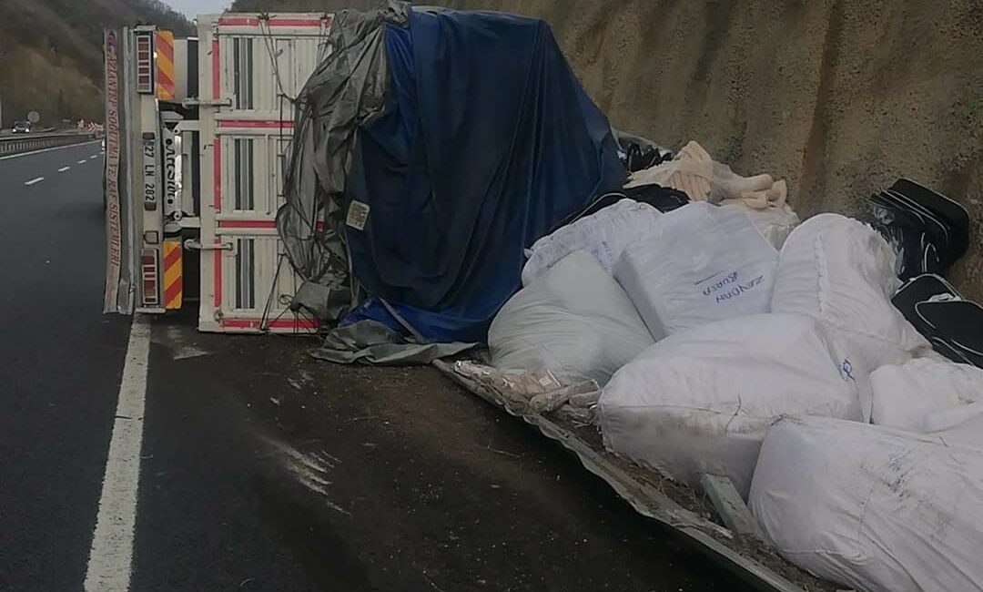 Bursa’da tır ile çarpışan kamyon devrildi: 1 yaralı BURSA'NIN İNEGÖL İLÇESİ MEZİT BOĞAZINDA MEYDANA GELEN KAZADA TIR İLE