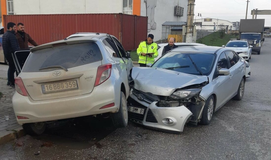Bursa’da trafik kazasında 1 kişi yaralandı BURSA'NIN İNEGÖL İLÇESİ AĞAÇ İŞLERİ'NDE MEYDANA GELEN KAZADA 2 OTOMOBİL