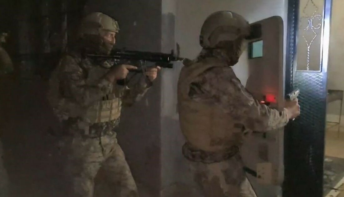 Bursa’da uyuşturucu satıcılarına helikopter destekli operasyon BURSA’DA ÖZEL HAREKAT ŞAFAK VAKTİ HELİKOPTER DESTEĞİ İLE UYUŞTURUCU TACİRLERİNE