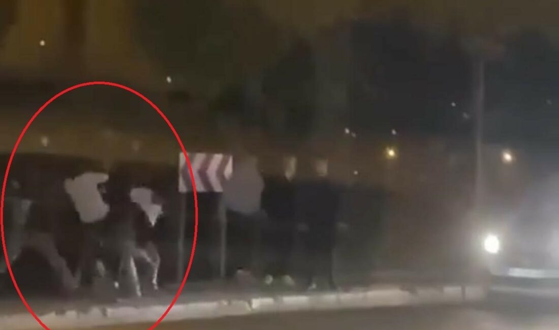 Bursa’da caddeyi boks ringine çevirdiler BURSA’DA İKİ GRUP ARASINDA ÇIKAN ‘YAN BAKMA’ TARTIŞMASINDA YUMRUKLAR HAVADA