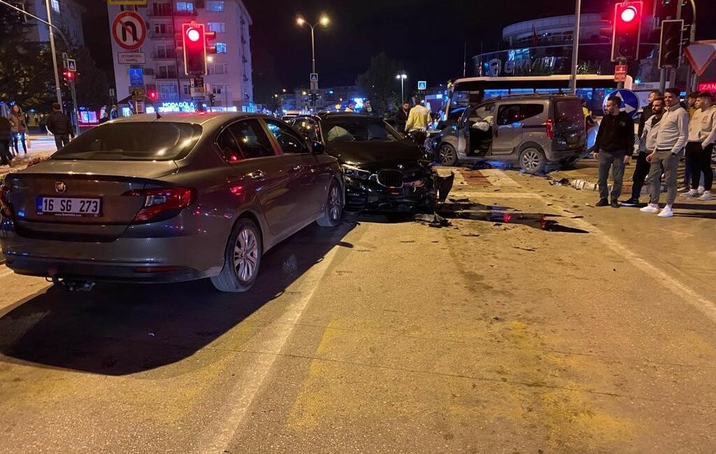 Bursa’da zincirleme kaza: 3 yaralı BURSA'NIN İNEGÖL İLÇESİNDE MEYDANA GELEN ZİNCİRLEME KAZADA 3 ARAÇ ÇARPIŞTI,