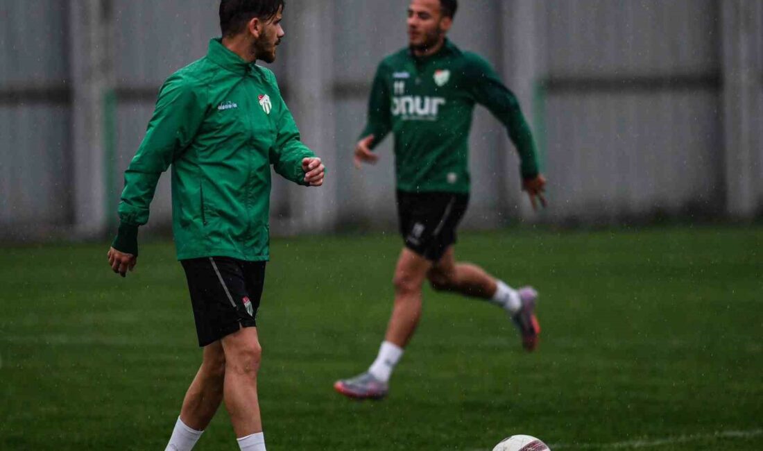 BURSASPOR ÇALIŞMALARINI YAĞMUR ALTINDA SÜRDÜRDÜ.