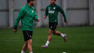 BURSASPOR ÇALIŞMALARINI YAĞMUR ALTINDA SÜRDÜRDÜ.