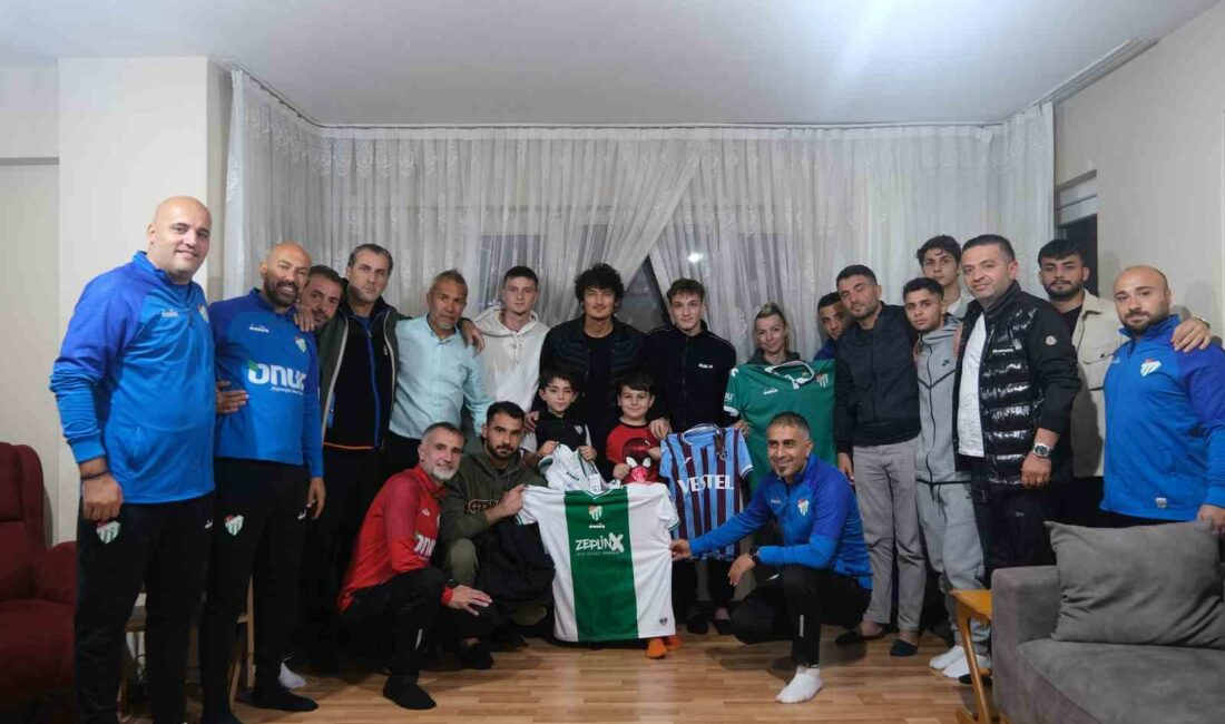 Bursaspor Kulübü, yüzüne biber gazı sıkılan çocuğu evinde ziyaret etti BURSASPOR KULÜBÜ, ANLAMLI BİR ZİYARET GERÇEKLEŞTİRDİ.