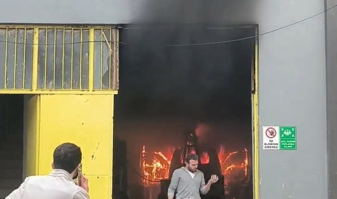 Cam imalathanesindeki kamyonet alev alev yandı BURSA'NIN İNEGÖL MAHMUDİYE MAHALLESİNDE FAALİYET GÖSTEREN CAM İMALATHANESİNDE YANGIN ÇIKTI.