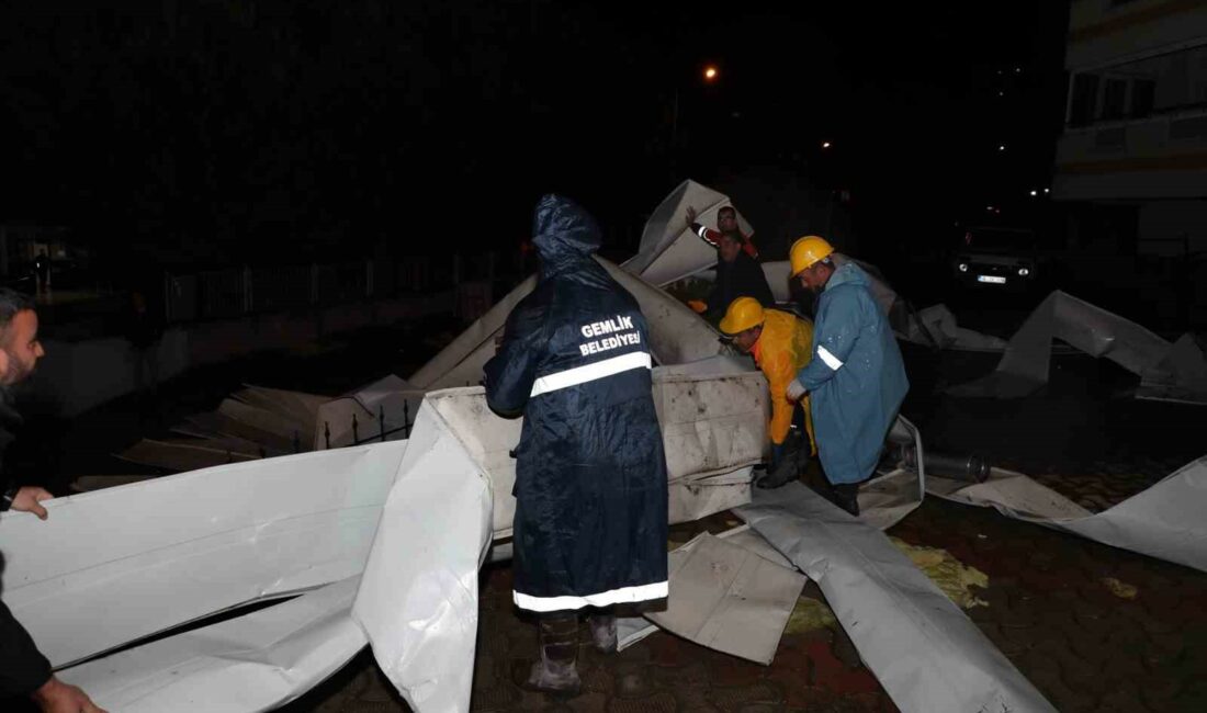 Çatısı uçan okula belediye ekiplerinden anında müdahale GEMLİK’TE FIRTINADAN DOLAYI CUMHURİYET İLKOKULU’NUN ÇATISINDA BULUNAN KAPLAMA UÇARAK ÇEVREDE